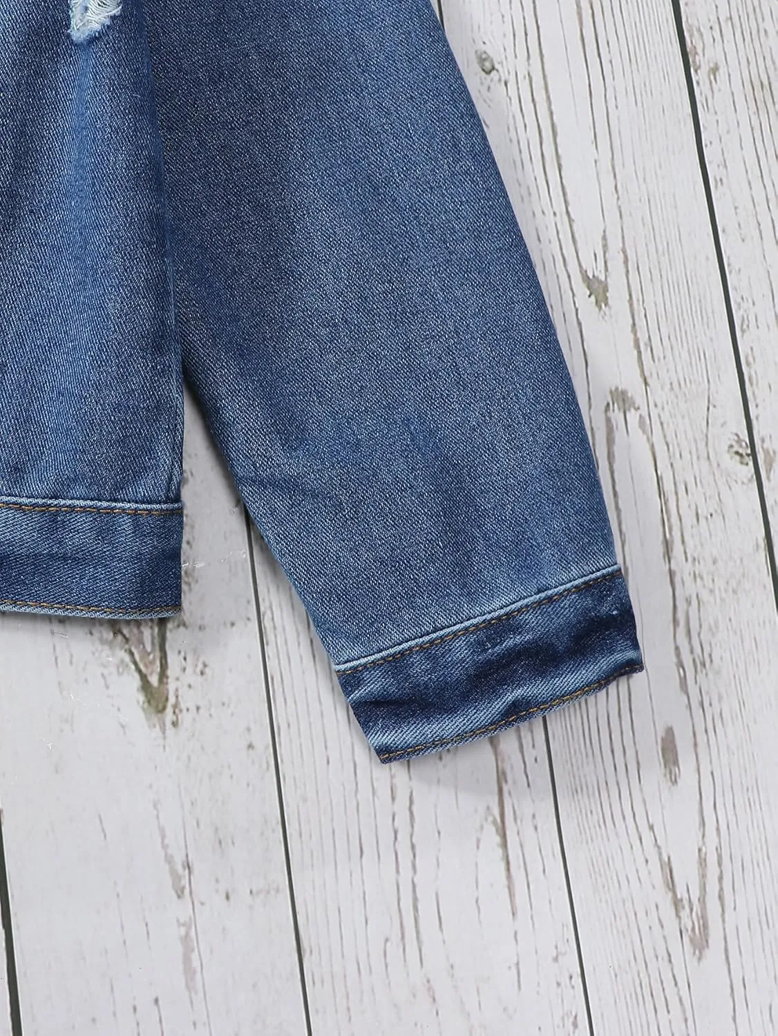 WDIRARA Girl's Ripped Flap Pocket Button Front Long Sleeve Collared Denim Jacket